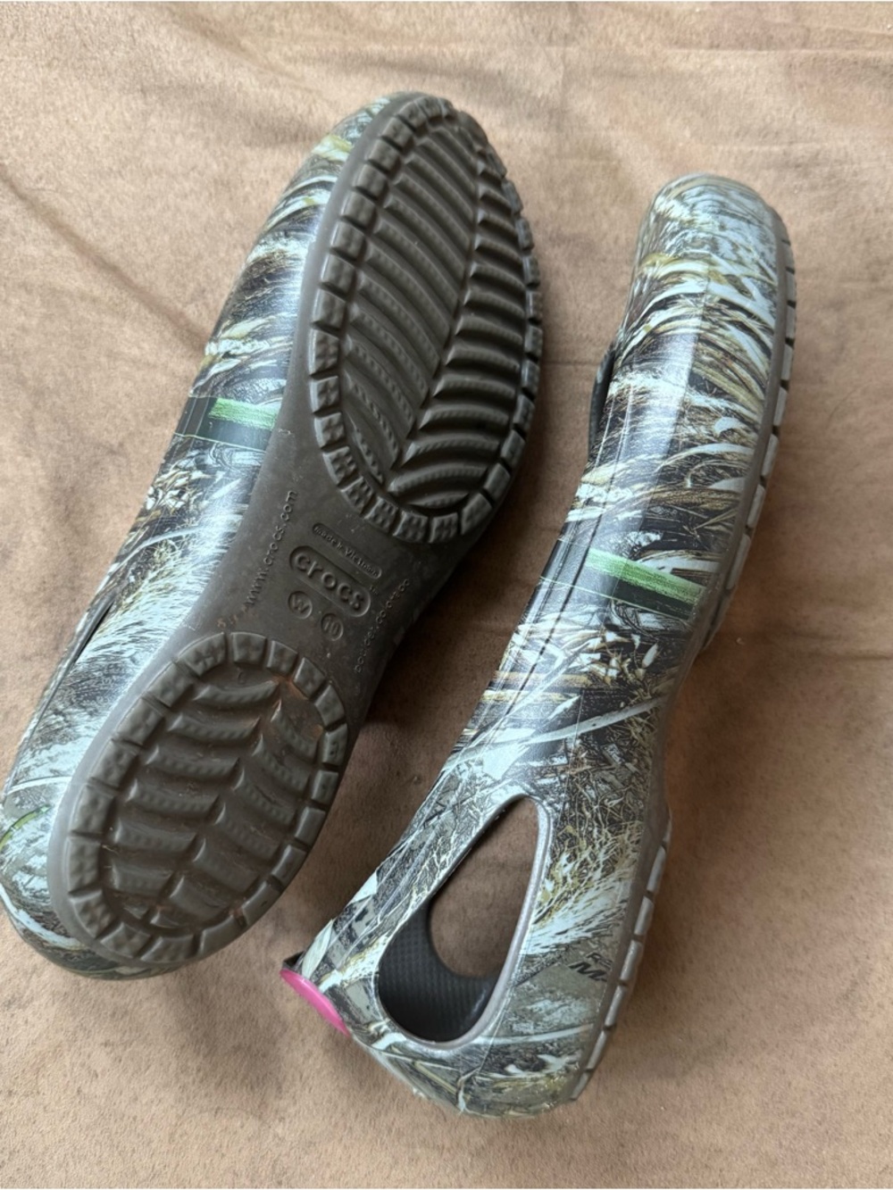 CROCS Women's Brown Camo Slip-On Flats with Pink Heel Tab - Picture 2 of 3